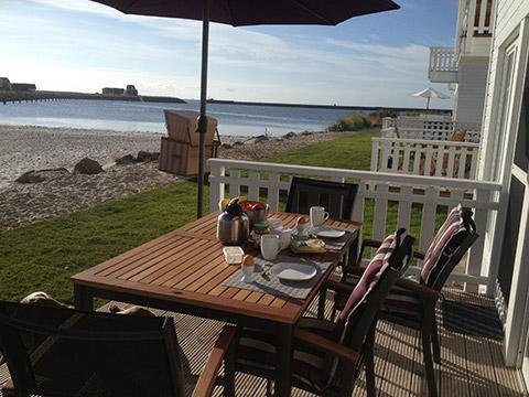 Auf der Terrasse können Sie morgens Frühstücken mit direktem Blick auf den Strand.